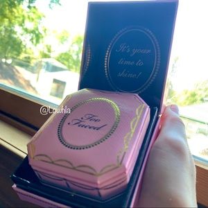 Too Faced® Diamond Light Highlighter